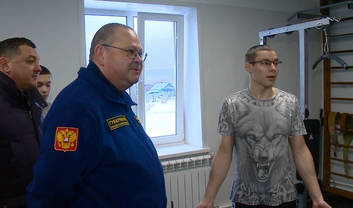 Губернатор Олег Мельниченко посетил отремонтированную спортивную школу в Сосновоборске